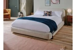 Linie Design Harperly Rug Pink -Broste Copenhagen Shop shot 15 nuvola bed portait 942 main ef v1 lighton3